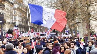​ قناة فرنسية: عدد المشاركين في الاحتجاجات وصل إلى 740 ألف شخص